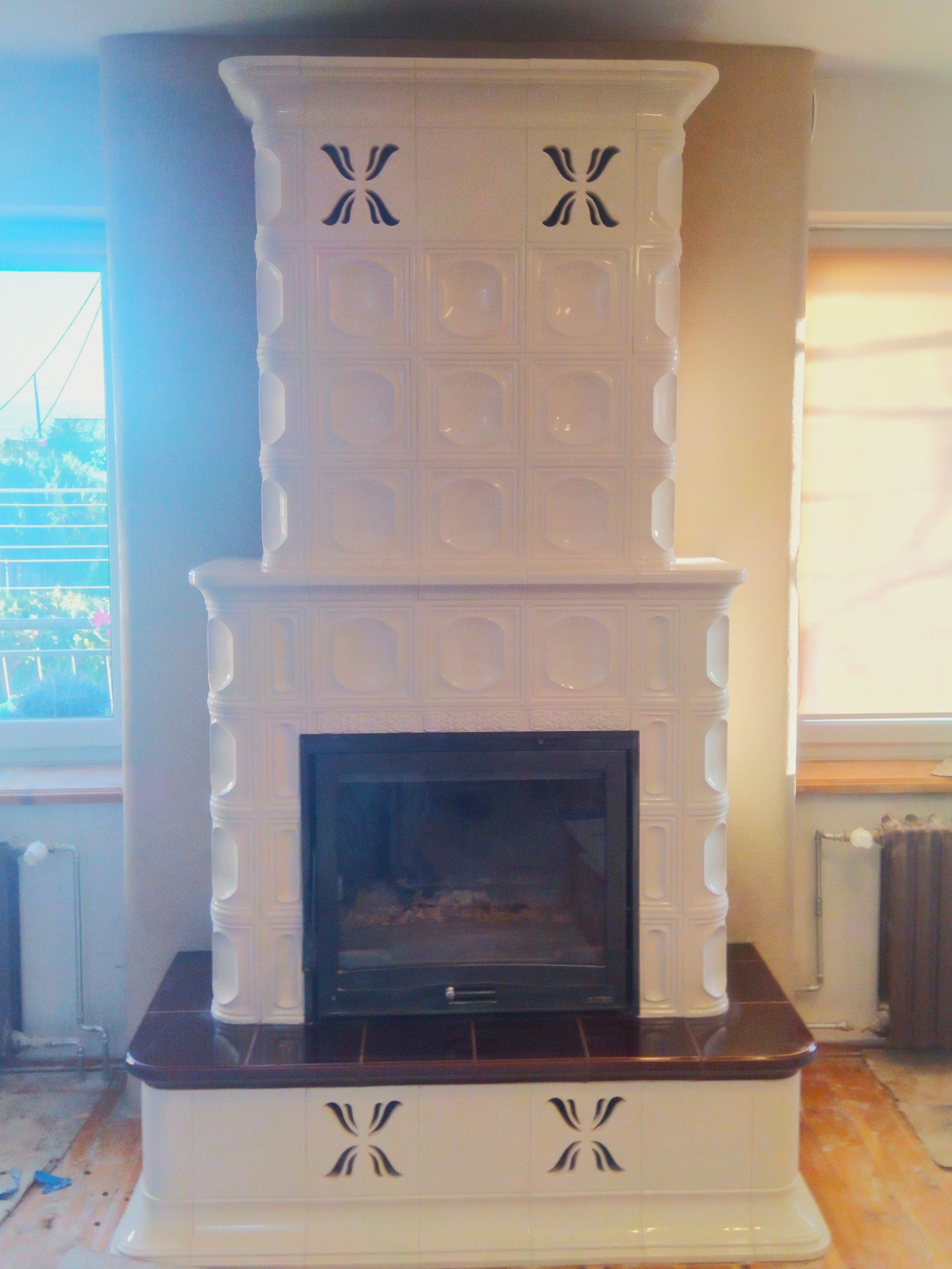 Połączenie kominka z piecem kaflowym - zielone kafle.