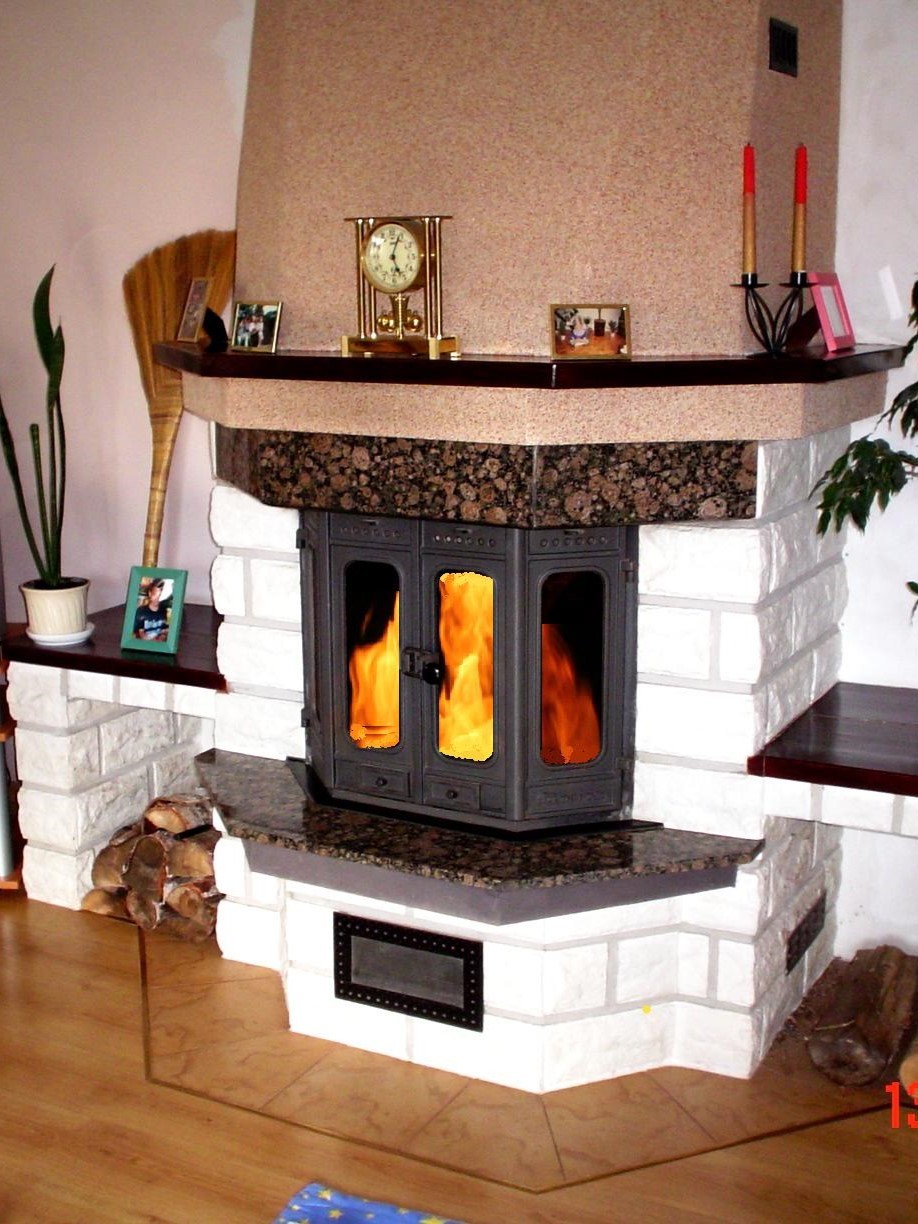 Kominek w angielskim stylu, wykończony piaskowiecem.