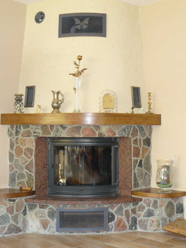 Kominek z wkładem obłożony kamieniem łupanym.