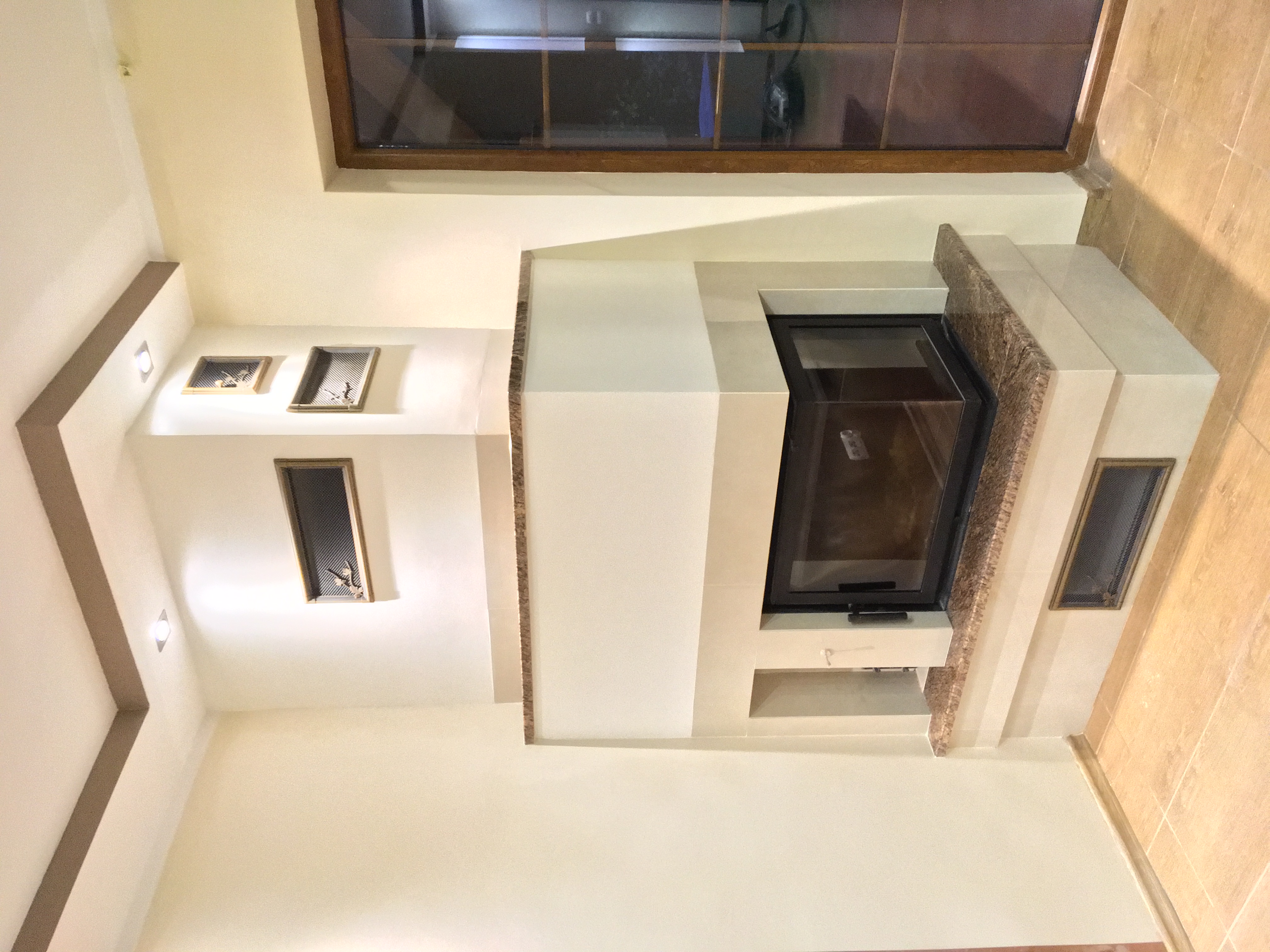 Kominek z wkładem, półki z kamienia.